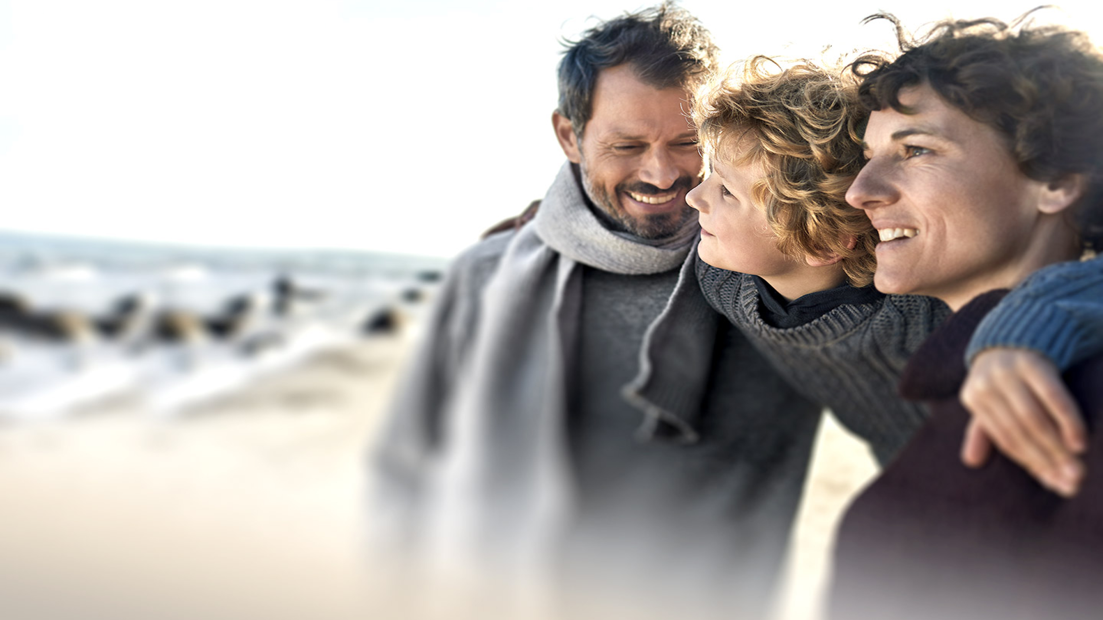 A photo of a young family on the beach to illustrate the HARTMANN visual language.